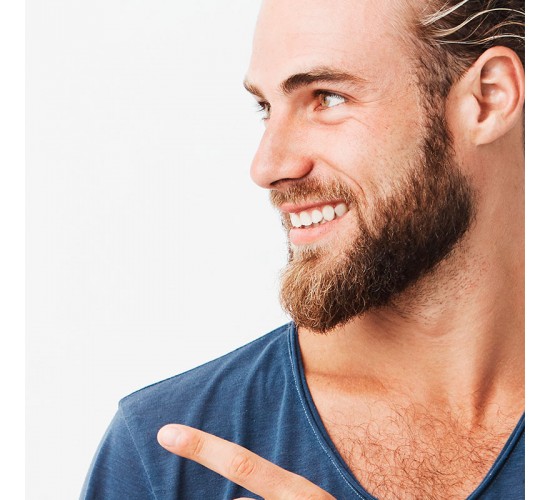 hombre sonriendo y señalando hacia la izquierda sobre fondo blanco