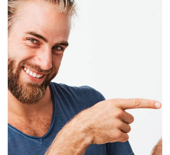 hombre sonriente señalando hacia la derecha sobre fondo blanco